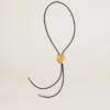 Colier cu cravată bolo Jewelmates din piele neagră cu detalii metalice auriu antic