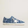 Modelul Super-Star LTD pentru femei, din denim albastru deschis, cu o stea din piele albă și flori brodate