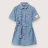 Rochie-cămașă cu mâneci scurte pentru fete „Journey”, din bumbac chambray albastru deschis, cu aplică brodată