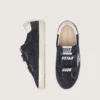 Adidași „Young Old School” din piele de căprioară albastră, cu stea argintie cu sclipici și bandă de piele albă la călcâi