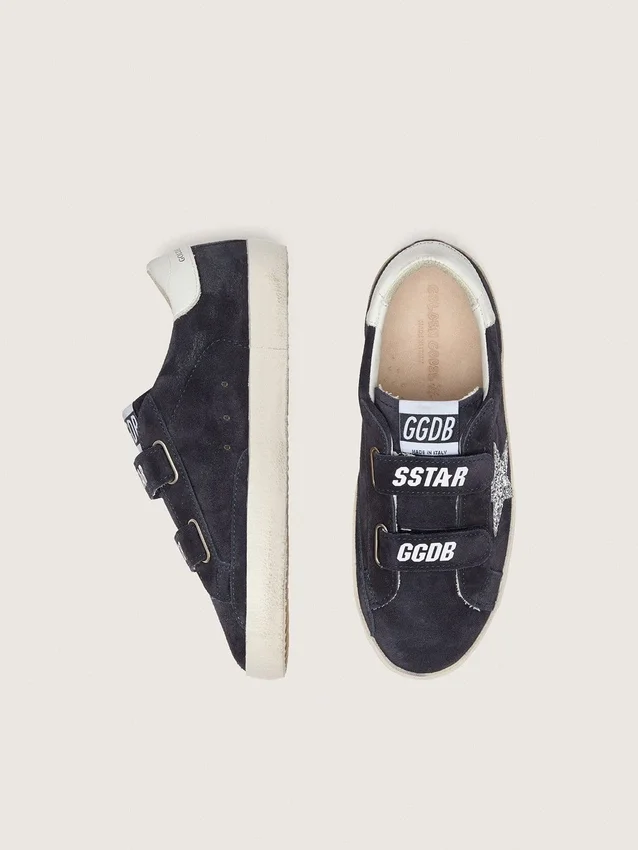 Adidași „Young Old School” din piele de căprioară albastră, cu stea argintie cu sclipici și bandă de piele albă la călcâi