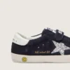 Adidași „Young Old School” din piele de căprioară albastră, cu stea argintie cu sclipici și bandă de piele albă la călcâi