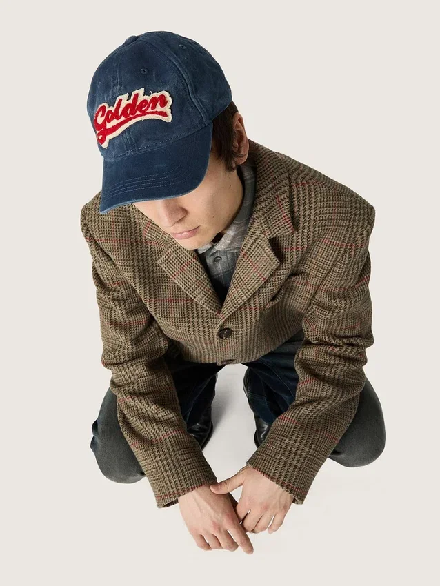 Șapcă de baseball albastru denim cu patch „Golden” din material frotir roșu și alb