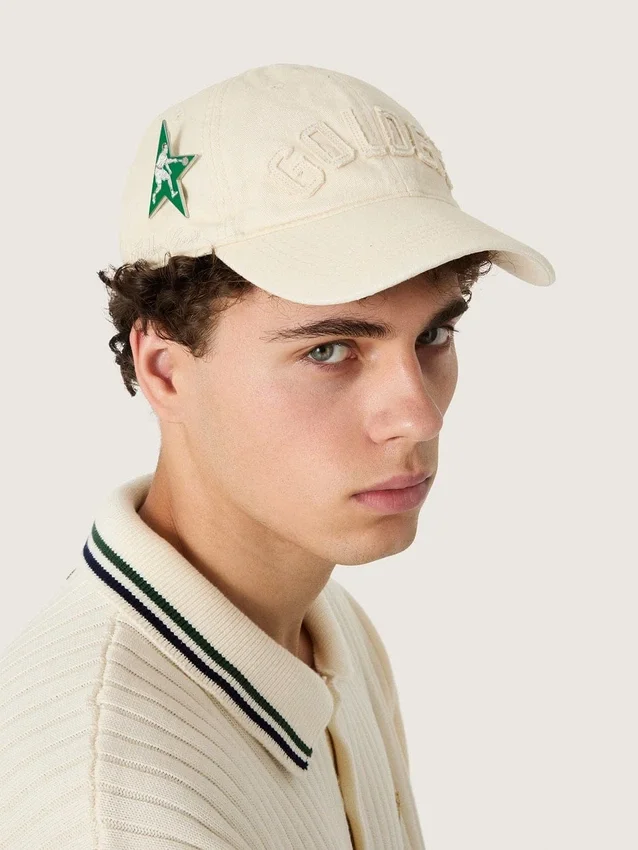 Șapcă de baseball crem cu patch „auriu” ton pe ton și insignă verde în formă de stea