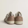 Ball Star LTD din piele nappa albă și piele de căprioară roz vechi, cu stea din piele argintie metalizată și bandă la călcâi