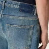 Blugi largi, de culoare albastră, cu spălare medie