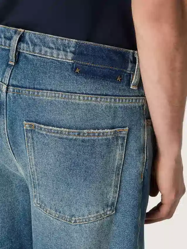 Blugi largi, de culoare albastră, cu spălare medie