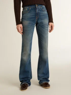 Blugi pentru femei cu croială bootcut, spălare vintage și detalii metalice