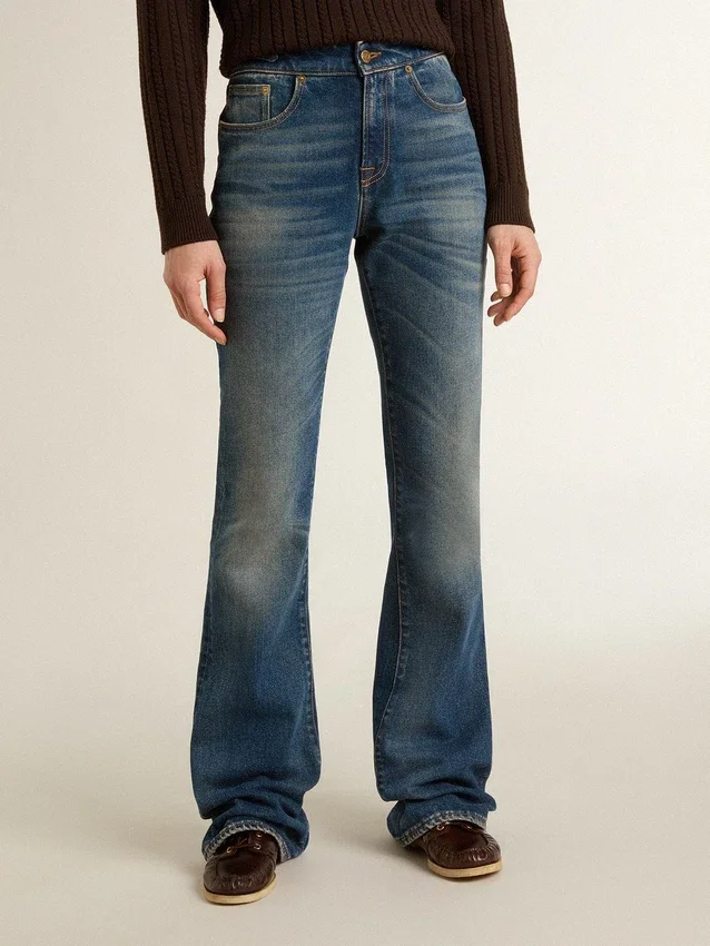 Blugi pentru femei cu croială bootcut, spălare vintage și detalii metalice