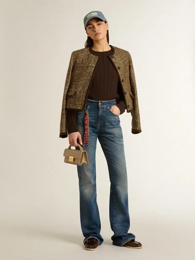 Blugi pentru femei cu croială bootcut, spălare vintage și detalii metalice