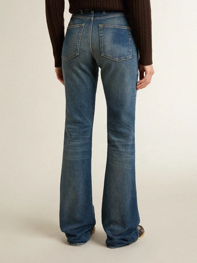 Blugi pentru femei cu croială bootcut, spălare vintage și detalii metalice