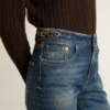 Blugi pentru femei cu croială bootcut, spălare vintage și detalii metalice