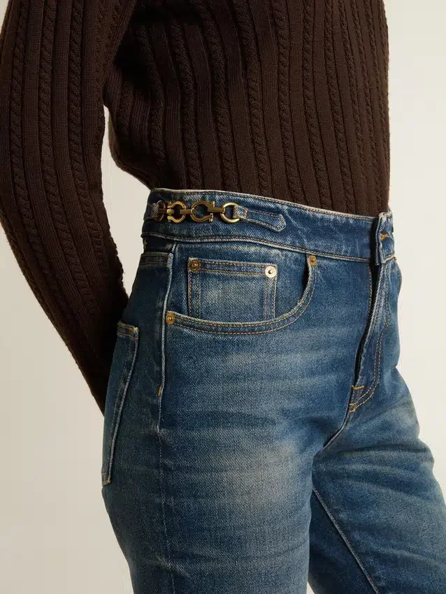 Blugi pentru femei cu croială bootcut, spălare vintage și detalii metalice