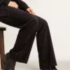 Cizme tinere din piele neagră cu broderie de culoarea nisipului
