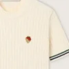 Cămășă albă din tricot pentru femei, cu margini contrastante și insignă detașabilă