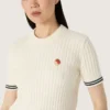 Cămășă albă din tricot pentru femei, cu margini contrastante și insignă detașabilă