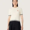 Cămășă albă din tricot pentru femei, cu margini contrastante și insignă detașabilă