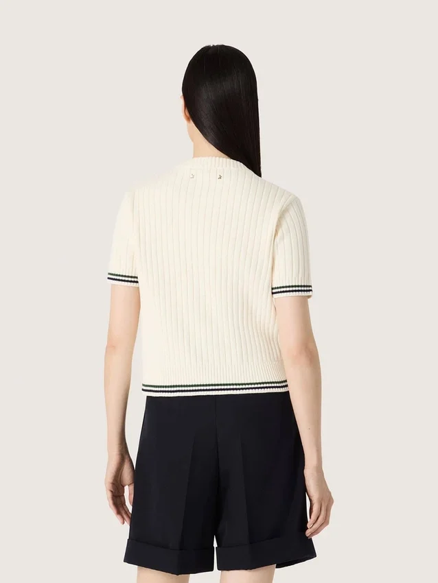 Cămășă albă din tricot pentru femei, cu margini contrastante și insignă detașabilă