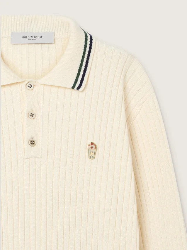 Cămășă polo pentru bărbați cu mâneci lungi, din tricot alb, cu margini contrastante și insignă detașabilă