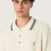 Cămășă polo pentru bărbați cu mâneci lungi, din tricot alb, cu margini contrastante și insignă detașabilă