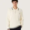 Cămășă polo pentru bărbați cu mâneci lungi, din tricot alb, cu margini contrastante și insignă detașabilă