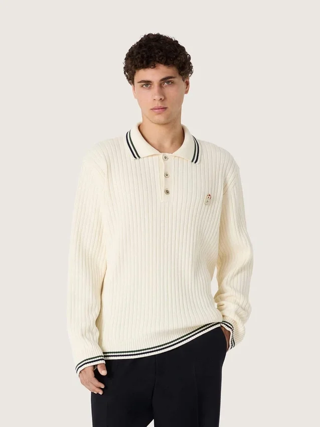 Cămășă polo pentru bărbați cu mâneci lungi, din tricot alb, cu margini contrastante și insignă detașabilă