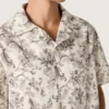 Cămașă bărbătească din bumbac cu mâneci scurte și imprimeu floral alb-negru