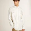 Cămașă bărbătească oversized, de culoare albă uzată, cu dungi verticale