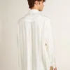 Cămașă bărbătească oversized, de culoare albă uzată, cu dungi verticale