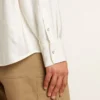 Cămașă bărbătească oversized, de culoare albă uzată, cu dungi verticale