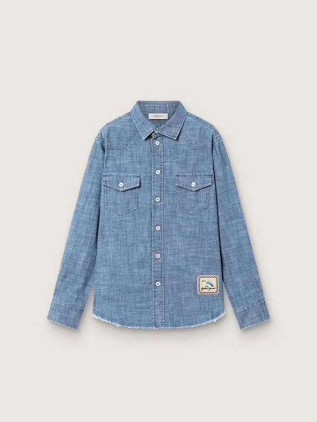 Cămașă unisex Journey din bumbac chambray albastru deschis, cu tiv cu franjuri și aplică brodată