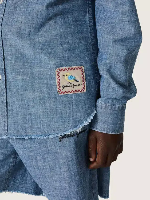 Cămașă unisex Journey din bumbac chambray albastru deschis, cu tiv cu franjuri și aplică brodată