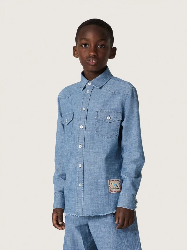 Cămașă unisex Journey din bumbac chambray albastru deschis, cu tiv cu franjuri și aplică brodată