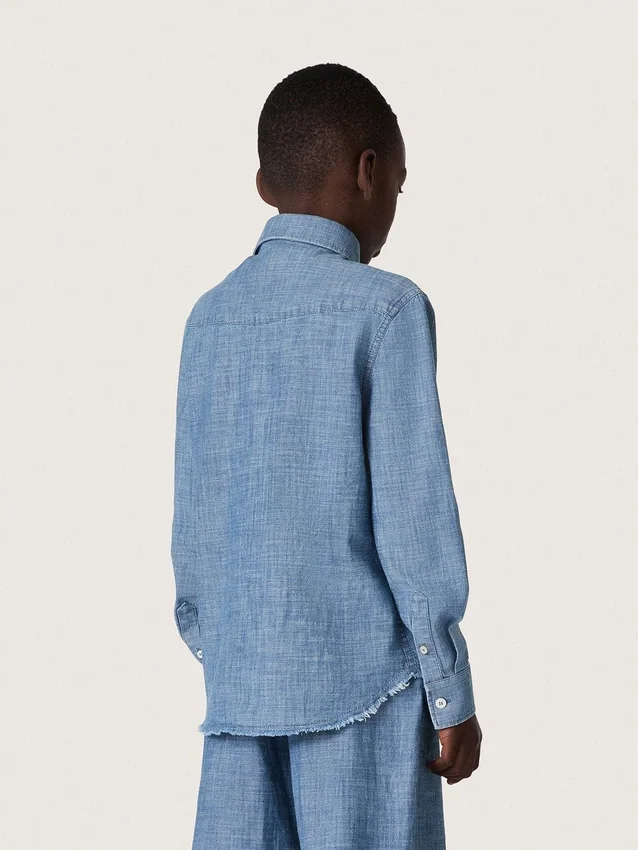 Cămașă unisex Journey din bumbac chambray albastru deschis, cu tiv cu franjuri și aplică brodată