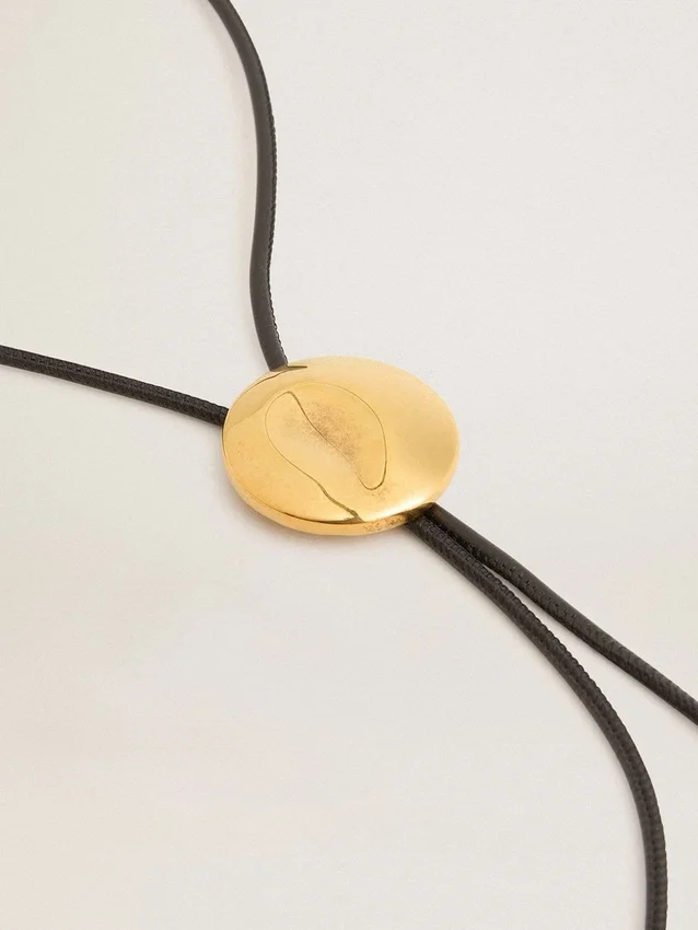Colier cu cravată bolo Jewelmates din piele neagră cu detalii metalice auriu antic