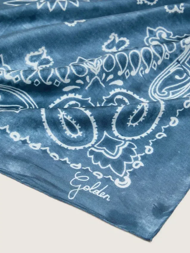 Eșarfă din Golden Collection, albastru denim, cu model paisley