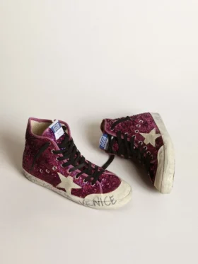Francy sneakersi cu paiete și inscripții scrise de mână pe talpă