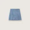 Fustă mini plisată pentru fete „Journey”, din bumbac chambray albastru deschis, cu logo brodat