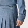 Fustă mini plisată pentru fete „Journey”, din bumbac chambray albastru deschis, cu logo brodat