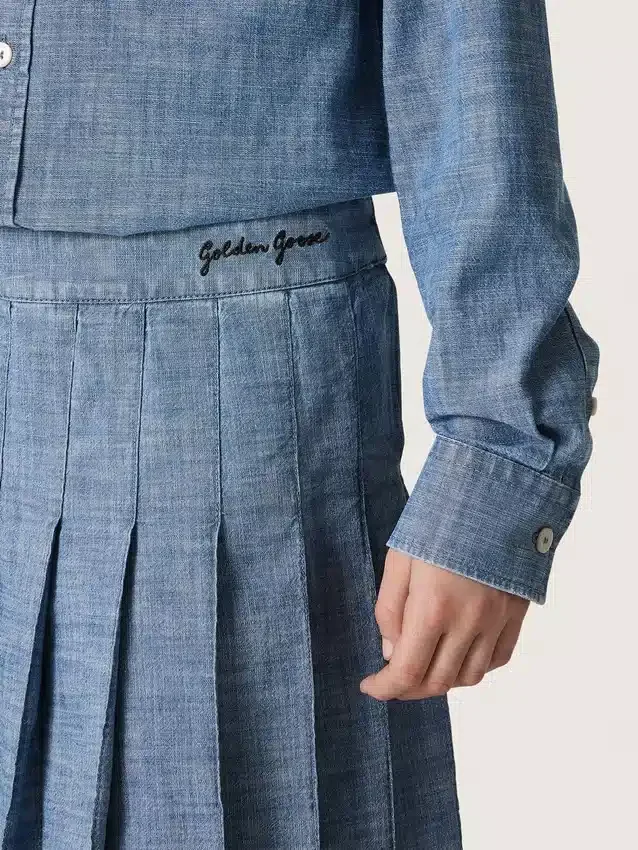 Fustă mini plisată pentru fete „Journey”, din bumbac chambray albastru deschis, cu logo brodat