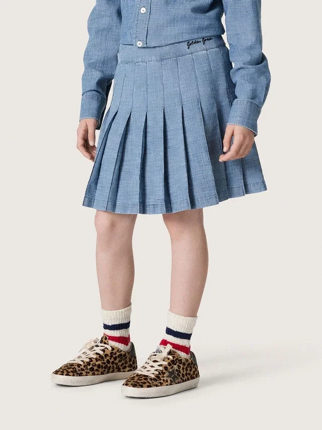 Fustă mini plisată pentru fete „Journey”, din bumbac chambray albastru deschis, cu logo brodat