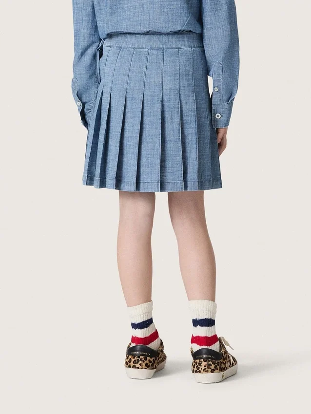 Fustă mini plisată pentru fete „Journey”, din bumbac chambray albastru deschis, cu logo brodat