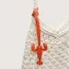 Geantă de damă din bumbac de culoarea untului, cu macrame și un pandantiv din piele în formă de homar