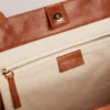 Geantă Pasadena din piele ciocănită lucioasă de culoare bej, cu logo auriu pe partea din față