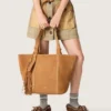 Geanta 24/7 East West din piele de căprioară de culoare camel, cu franjuri