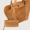 Geanta 24/7 East West din piele de căprioară de culoare camel, cu franjuri