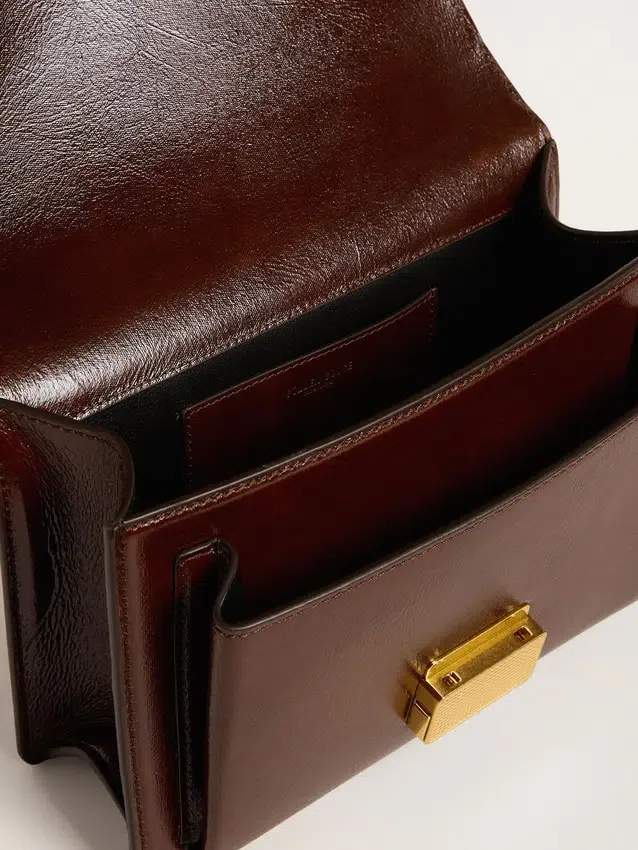 Geanta Venezia din piele laminată maro închis cu detalii aurii