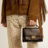Geanta Venezia din piele maro închisă cu efect de relief, în stil vintage, cu detalii aurii