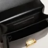 Geanta Venezia din piele neagră cu efect de panouri și eșarfă multicoloră