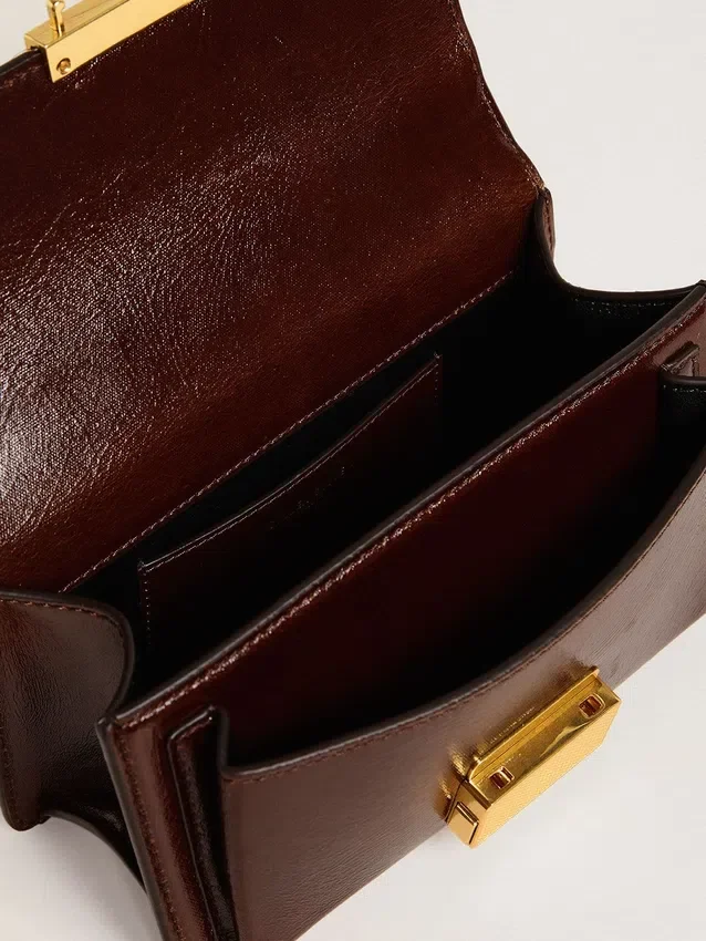 Geanta Venezia mică din piele laminată maro închis cu detalii aurii